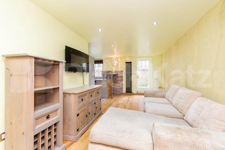 Refurbished 1 bedrooms property in zone 1 with roof terrace Chapel Market, Angel